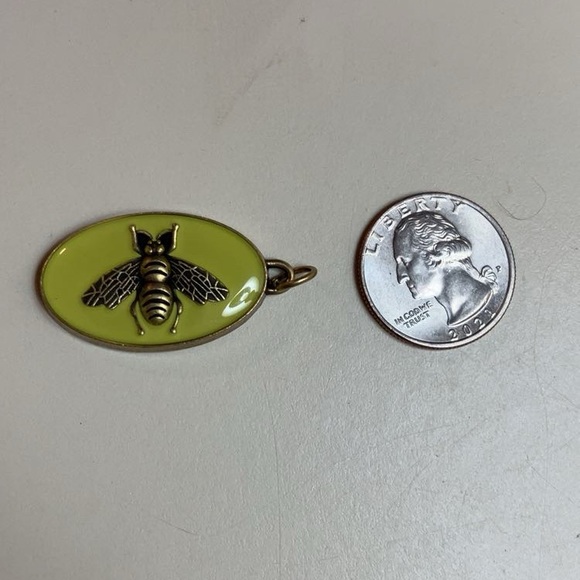 Gucci stamped oval Bee Pendant/ charm/ zipper pull  in Lime Green- NEW - Picture 3 of 3